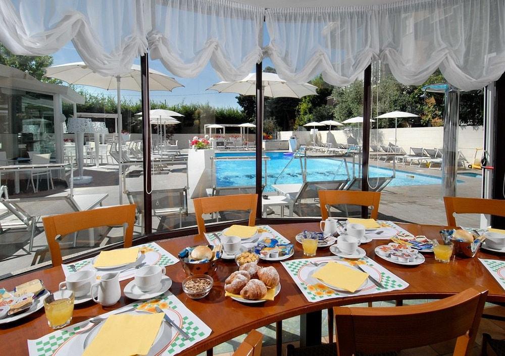 Hotel Pacific Cattolica Kültér fotó